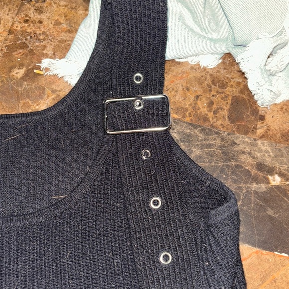 Black crop top with adjustable straps - Picture 3 of 5